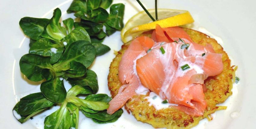 Reibekuchen mit geräuchertem Lachs an Buttermilch - Zitronendressing, Gaststätte, Gasthof, Restaurant, Biergarten, Zimmervermietung, Ferienwohnung, Landgasthof "Zum Goldenen Kreuz" Pfrungen