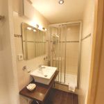 Zimmervermietung, Doppelzimmer, Badezimmer, Dusche, Landgasthof "Zum Goldenen Kreuz" Pfrungen