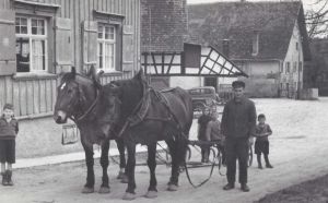 Opa vor dem Landgasthof "Zum Goldenen Kreuz" Pfrungen, 1927