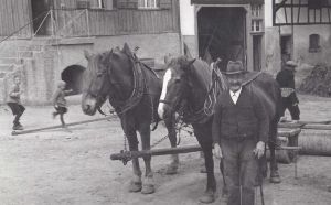 Uropa vor dem Landgasthof "Zum Goldenen Kreuz" Pfrungen, 191?